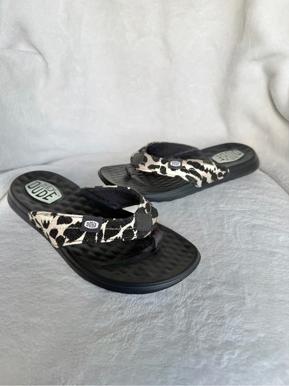 Hey Dude Women’s Black Footbed Leopard-Print Thong Sandals Size 6